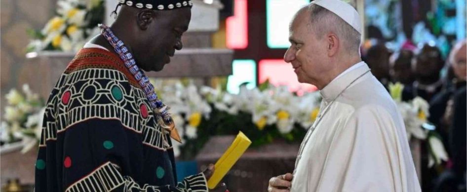 16/04/2026 – En la Catedral de San José, el dolor de los refugiados y las fuerzas de paz se convierte en una ofrenda.