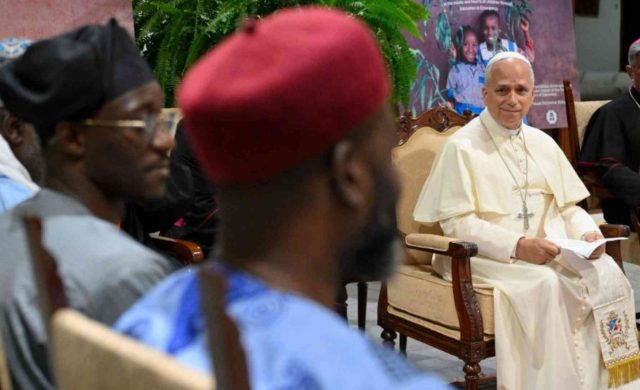 17/04/2026 - Tras su regreso de Bamenda, dialogó con un grupo de doce representantes de comunidades islámicas de Camerún.