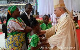 23/04/2026 – Tras diez días de visita a cuatro países, el Papa se despide desde el aeropuerto de Malabo a&hellip;