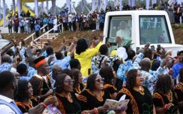 16/04/2026 – El Papa se refirió a los más de 20 mil fieles congregados en el aeropuerto para la Santa&hellip;