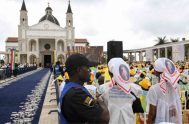 22/04/2026 – En su segunda jornada en Guinea Ecuatorial, cuarto país que visita en su viaje a África, el Papa León XIV celebró&hellip;