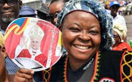 17/04/2026 – En la misa que presidió ante 120 mil fieles en Duala, se detuvo en las formas de responder al hambre, tanto material como espiritual.