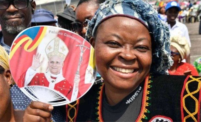 17/04/2026 – En la misa que presidió ante 120 mil fieles en Duala, se detuvo en las formas de responder al hambre, tanto material como espiritual.