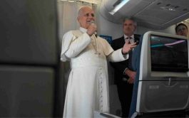 23/04/2026 – En el vuelo a Roma, León XIV dialoga con la prensa y reitera que su primera misión es&hellip;