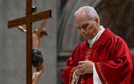 03/04/2026 – En la homilía de la Celebración de la Pasión del Señor, presidida por León XIV, el predicador de&hellip;