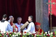06/04/2026 – Desde el balcón central de la Basílica Vaticana, León XIV pronuncia el tradicional mensaje de Pascua a la Ciudad y al&hellip;