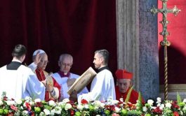 06/04/2026 – Desde el balcón central de la Basílica Vaticana, León XIV pronuncia el tradicional mensaje de Pascua a la&hellip;