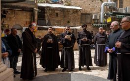 03/04/2026 - La mañana del viernes 3 de abril, el Vía Crucis de algunos frailes franciscanos por las calles de&hellip;
