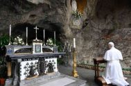 29/05/2026 – León XIV rezará la oración mariana en la Gruta de Nuestra Señora de Lourdes, en los Jardines Vaticanos.