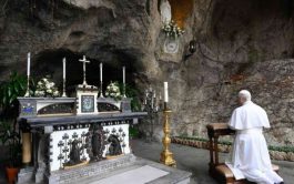 29/05/2026 – León XIV rezará la oración mariana en la Gruta de Nuestra Señora de Lourdes, en los Jardines Vaticanos.