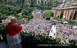 10/06/2026 – León XIV visitó la Abadía de Nuestra Señora de Montserrat y rezó el Rosario con los fieles allí&hellip;