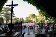 01/06/2026 – Para clausurar el mes de María, rezó un rosario en la Gruta de Lourdes y exhortó a todos a comprometerse en&hellip;