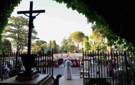 01/06/2026 – Para clausurar el mes de María, rezó un rosario en la Gruta de Lourdes y exhortó a todos&hellip;