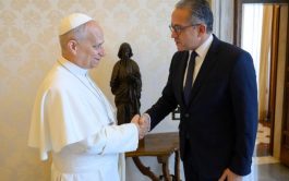 05/06/2026 – La audiencia tuvo lugar en el Palacio Apostólico, seguida de reuniones en la Secretaría de Estado para Khaled&hellip;