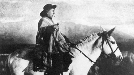 La estampa del Cura Gaucho, montado en un caballo.