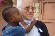 10/10/2013 - El Padre Ángel García es español y presidente de la organización Mensajeros de la Paz. Desde la Isla de Lampedusa, dialogó…