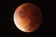 15/04/2014 - Anoche el sistema solar presentó un gran espectáculo: se dió un eclipse lunar total.