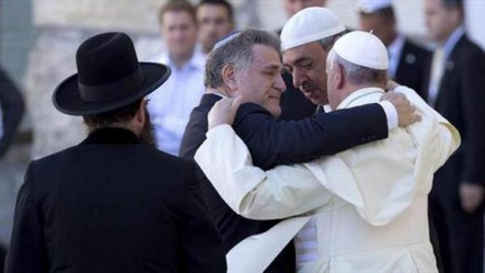 El abrazo de Francisco con su amigo el rabino judío Abraham Skorka y al líder religioso musulmán Ombar Abboud
