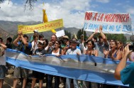   19/10/2015 – La semana pasada, un nutrido grupo de asambleístas y vecinos de Famatina protestaron en contra del emplazamiento de una minera salteña…