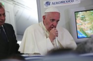   18/02/2016 – Durante el vuelo de regreso a Roma, el Papa Francisco respondió durante 55 minutos a preguntas de los 75 periodistas…