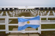 02/04/2018 – Los familiares de 90 argentinos muertos en la guerra de Malvinas y enterrados en el cementerio de Darwin pudieron al fin…