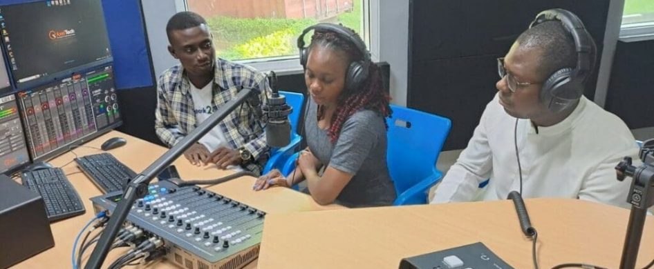 28/10/2024 - Es una inmensa alegría compartir la expansión de Radio María en Nigeria. Recibimos la muy buena noticia de que la segunda subestación de la diócesis de Gboko ha comenzado a transmitir. La señal de radio es muy buena y llega a las diócesis de Gboko y de Katsina-Ala. El 8 de diciembre de 2023 se inauguró en la…