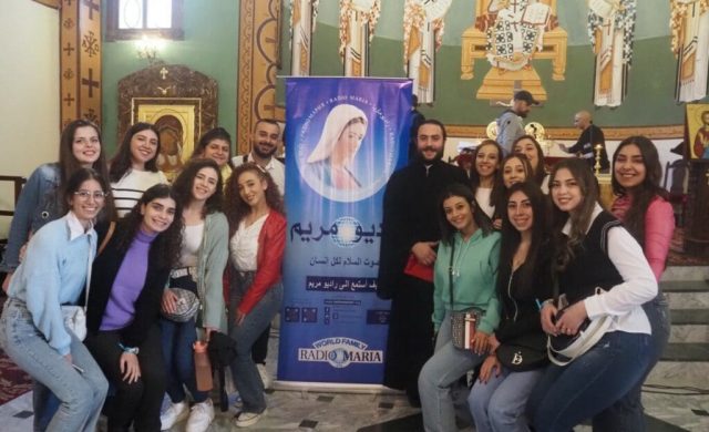 28/11/2024 - Radio Mariam transmitió la Jornada del Catecismo “Peregrinos de la Esperanza” celebrada en Siria, que reunió a 500 jóvenes catequistas de las distintas diócesis católicas del país de Oriente Medio, en la catedral melquita de Nuestra Señora de la Paz en Bustan Al-Diwan (Siria). La organización estuvo a cargo del Comité de Catecismo de la Región Central de…