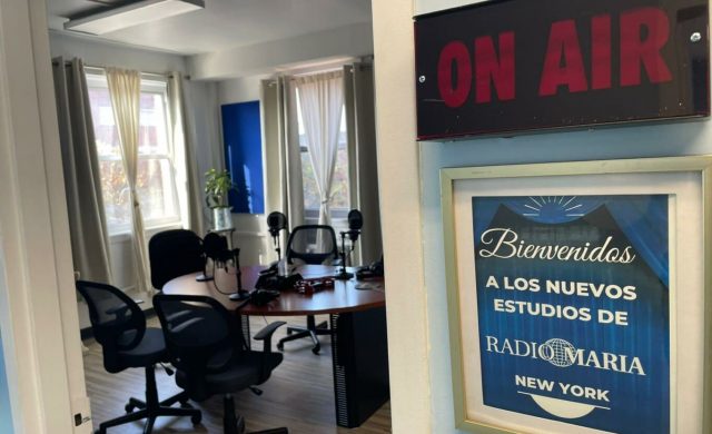 13/12/2024 - El lunes 11 de noviembre Radio María USA en español bendijo e inauguró sus nuevas oficinas ubicadas en Brooklyn. El evento comenzó con la celebración de la Santa Eucaristía en la parroquia de Nuestra Señora del Monte Carmelo – Anunciación, seguida de la bendición de los nuevos estudios de Radio María en español. “Hoy estamos reunidos y llamados…