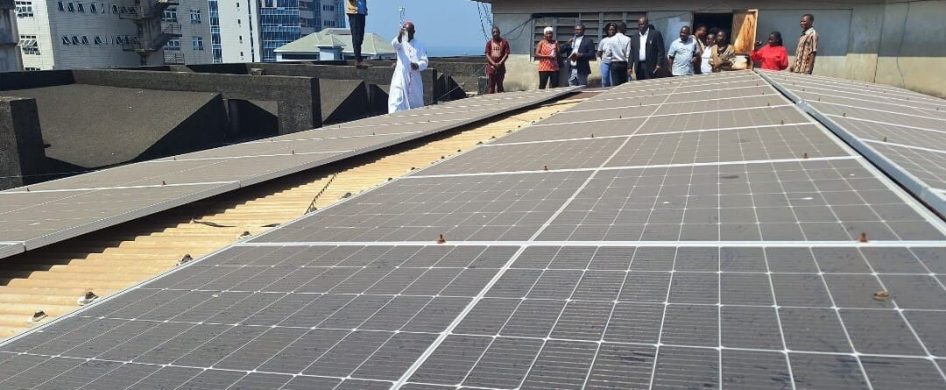 31/12/2024 - El 16 de diciembre el arzobispo de Freetown, Su Excelencia Monseñor Edward Tamba Charles, inauguró el proyecto de energía solar. Ahora, Radio María Sierra Leona puede transmitir sin interrupciones las 24 horas del día. En el pasado, esta estación de radio tuvo que enfrentar muchos desafíos para estar en el aire sin interrupción. Cuando se cortaba la electricidad,…