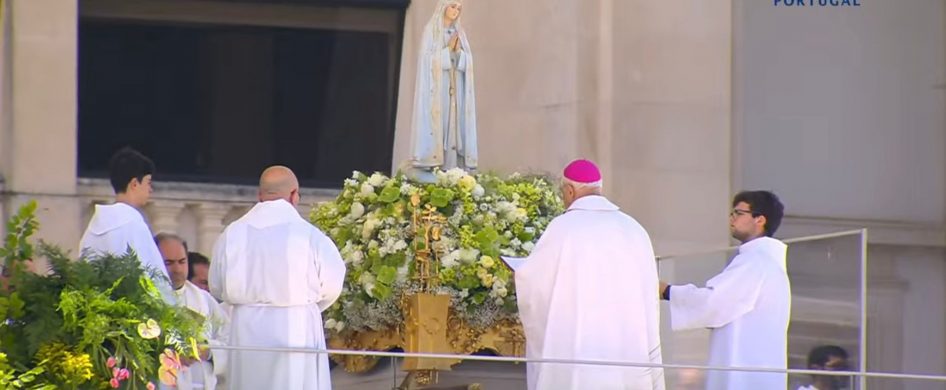 19/05/2025 - El pasado 13 de mayo, día de la Virgen de Fátima, en su 108 aniversario de su aparición a los tres pastorcitos Lucia, Francisco y Jacinta en Portugal, los obispos de Portugal y del mundo, junto a los miles de peregrinos congregados en el Santuario en Cova da Iria, consagraron al Papa León XIV bajo su protección. Radio…