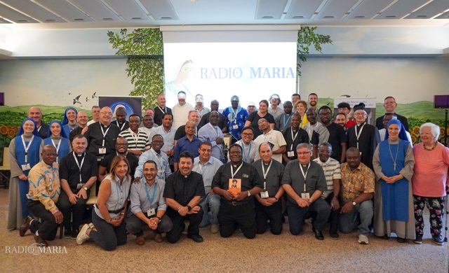 30/06/2025 - Durante los últimos días, la ciudad de Asís se convirtió en el corazón vibrante de un momento especial de gracia y comunión: más de 40 sacerdotes directores de emisoras de Radio María de los cinco continentes se reunieron allí para un retiro espiritual internacional. Entre las evocadoras colinas de Umbría y los lugares sagrados vinculados a San Francisco,…