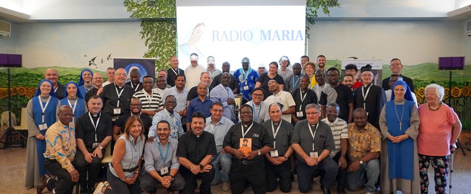 30/06/2025 - Durante los últimos días, la ciudad de Asís se convirtió en el corazón vibrante de un momento especial de gracia y comunión: más de 40 sacerdotes directores de emisoras de Radio María de los cinco continentes se reunieron allí para un retiro espiritual internacional. Entre las evocadoras colinas de Umbría y los lugares sagrados vinculados a San Francisco,…