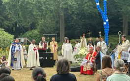 13/07/2025 - El sábado 5 de julio, en el Stadswandelpark de Eindhoven, un bello parque en medio de la ciudad lleno de estanques y obras de arte, se rezó el Rosario multilingüe con todas las emisoras de Radio María del mundo. La oración, parte de la peregrinación espiritual "Tu Pueblo en Camino", contó con una gran asistencia de fieles. La…