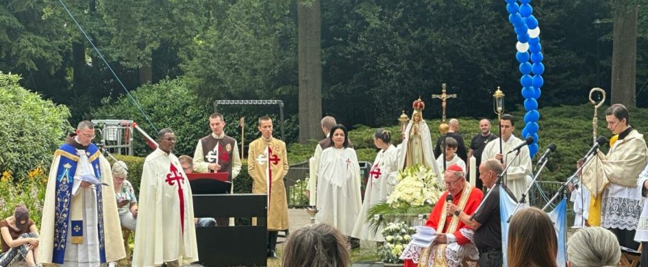 13/07/2025 - El sábado 5 de julio, en el Stadswandelpark de Eindhoven, un bello parque en medio de la ciudad lleno de estanques y obras de arte, se rezó el Rosario multilingüe con todas las emisoras de Radio María del mundo. La oración, parte de la peregrinación espiritual "Tu Pueblo en Camino", contó con una gran asistencia de fieles. La…