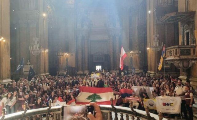 11/08/2025- Con motivo del Jubileo de la Juventud en Roma, el Comité Nacional para la Pastoral Juvenil del Líbano (APECL) organizó un encuentro de oración que reunió a cientos de jóvenes libaneses de todo el mundo, acompañados por numerosos sacerdotes, frailes y monjas. Radio Mariam retransmitió este importante evento, compartiendo la emisión con otras emisoras de habla árabe (Líbano, Irak…