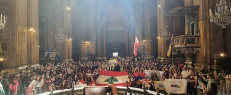 11/08/2025- Con motivo del Jubileo de la Juventud en Roma, el Comité Nacional para la Pastoral Juvenil del Líbano (APECL) organizó un encuentro de oración que reunió a cientos de jóvenes libaneses de todo el mundo, acompañados por numerosos sacerdotes, frailes y monjas. Radio Mariam retransmitió este importante evento, compartiendo la emisión con otras emisoras de habla árabe (Líbano, Irak…