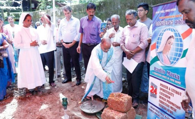 21/09/2025 - El 8 de septiembre de 2025, festividad de la Natividad de la Santísima Virgen María, se celebró una ceremonia especial en Kochi , Kerala, para la colocación de la primera piedra y la bendición del terreno que albergará la nueva sede de Radio María India . A la celebración asistieron el personal de la radio, el director, el P. Rafi y José Manuel Quintanilla, presidente de Radio…