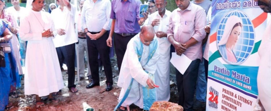 21/09/2025 - El 8 de septiembre de 2025, festividad de la Natividad de la Santísima Virgen María, se celebró una ceremonia especial en Kochi , Kerala, para la colocación de la primera piedra y la bendición del terreno que albergará la nueva sede de Radio María India . A la celebración asistieron el personal de la radio, el director, el P. Rafi y José Manuel Quintanilla, presidente de Radio…