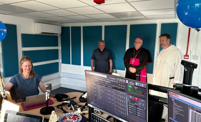 30/09/2025 - Con gran alegría compartimos que el pasado viernes 19 de septiembre Radio María Inglaterra marco un hito con la inauguración de sus nuevas oficinas en Cambridge. La celebración se desarrolló en un ambiente de gran gozo y participación, con la presencia de numerosos voluntarios, oyentes, personal y amigos de la radio. La ceremonia fue presidida por Su Excelencia…