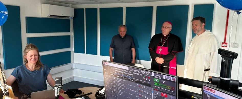 30/09/2025 - Con gran alegría compartimos que el pasado viernes 19 de septiembre Radio María Inglaterra marco un hito con la inauguración de sus nuevas oficinas en Cambridge. La celebración se desarrolló en un ambiente de gran gozo y participación, con la presencia de numerosos voluntarios, oyentes, personal y amigos de la radio. La ceremonia fue presidida por Su Excelencia…