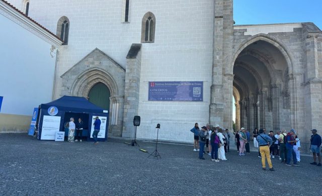 30/09/2025 - Radio María Portugal vivió una jornada especial de misión en la ciudad de Évora, con programas y transmisiones en directo que involucraron a fieles y voluntarios en un ambiente de oración y convivencia. La presencia de Radio María en Portugal es relativamente reciente: la emisora ​​se fundó el 13 de mayo de 2021, festividad de Fátima, y ​​en…