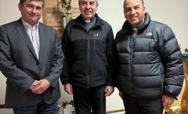 08/09/2025 - Gracias al generoso apoyo de muchos oyentes, Radio María Chile llegará a la ciudad de Valdivia en los próximos meses para transmitir su mensaje a toda la Región de Los Ríos. El coordinador Marcelo Huenchuñir y el director, el Padre Pedro Pablo Garín, mantuvieron una importante reunión con el obispo de Valdivia, Su Excelencia Monseñor Santiago Silva, para…