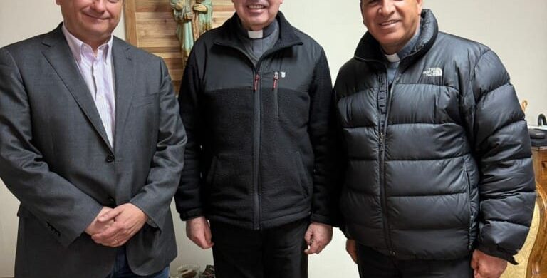 08/09/2025 - Gracias al generoso apoyo de muchos oyentes, Radio María Chile llegará a la ciudad de Valdivia en los próximos meses para transmitir su mensaje a toda la Región de Los Ríos. El coordinador Marcelo Huenchuñir y el director, el Padre Pedro Pablo Garín, mantuvieron una importante reunión con el obispo de Valdivia, Su Excelencia Monseñor Santiago Silva, para…
