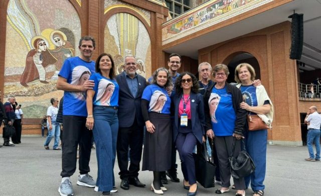 21/09/2025 - Durante el Rosario Mundial 2025, celebrado en el Santuario Nacional de Aparecida, el equipo de Radio María Brasil vivió un momento de profunda comunión con la Iglesia universal. Reunidas ante Nuestra Señora de Aparecida, miles de voces de diferentes naciones se unieron en un solo corazón, ofreciendo un testimonio vivo del poder de la oración que trasciende fronteras,…