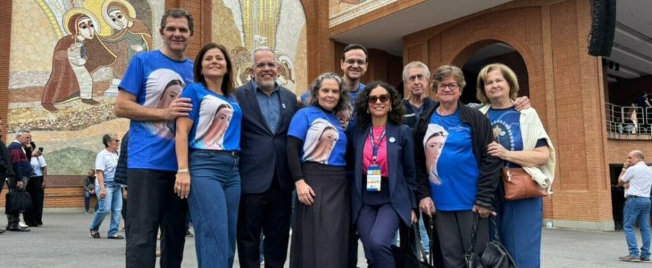 21/09/2025 - Durante el Rosario Mundial 2025, celebrado en el Santuario Nacional de Aparecida, el equipo de Radio María Brasil vivió un momento de profunda comunión con la Iglesia universal. Reunidas ante Nuestra Señora de Aparecida, miles de voces de diferentes naciones se unieron en un solo corazón, ofreciendo un testimonio vivo del poder de la oración que trasciende fronteras,…