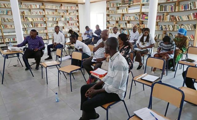 05/10/2025 - Radio María Guinea Ecuatorial en Bata renovó sus oficinas, y el director, P. Narciso Pedro, viajó a la ciudad para impartir un breve seminario para el nuevo equipo de la radio que trabaja en la región continental del país. La jornada se inauguró con una solemne Santa Misa presidida por el Rev. P. Laureano, un momento de oración…