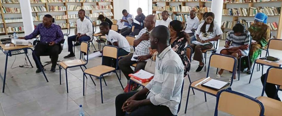 05/10/2025 - Radio María Guinea Ecuatorial en Bata renovó sus oficinas, y el director, P. Narciso Pedro, viajó a la ciudad para impartir un breve seminario para el nuevo equipo de la radio que trabaja en la región continental del país. La jornada se inauguró con una solemne Santa Misa presidida por el Rev. P. Laureano, un momento de oración…