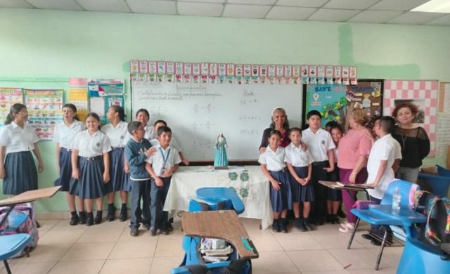 26/10/2025 - En el mes de octubre, tradicionalmente dedicado al Santo Rosario, Radio María Panamá lanzó la campaña “Un Rosario por Radio María” , una iniciativa de oración que une a oyentes y voluntarios en una gran cadena de fe. La invitación es sencilla pero profunda: ofrecer el rezo del Rosario por las intenciones de Radio María, involucrando a familiares, amigos y vecinos. Ya sea en…