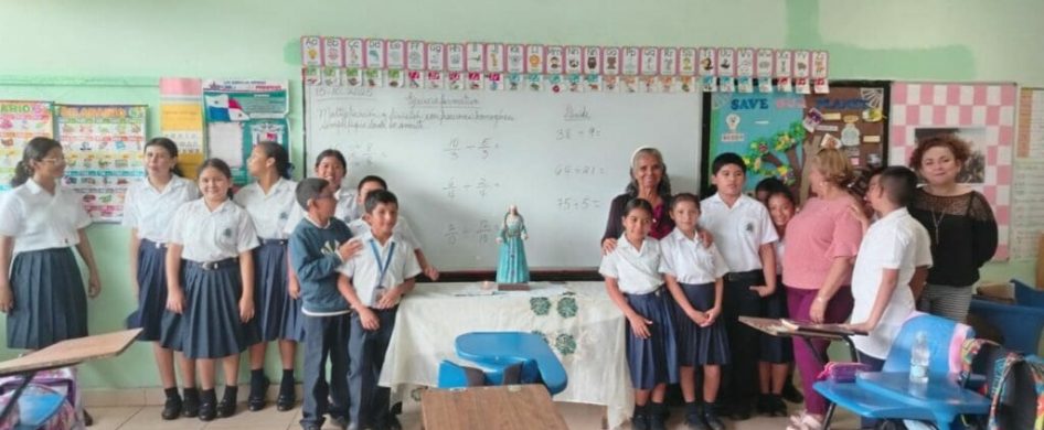 26/10/2025 - En el mes de octubre, tradicionalmente dedicado al Santo Rosario, Radio María Panamá lanzó la campaña “Un Rosario por Radio María” , una iniciativa de oración que une a oyentes y voluntarios en una gran cadena de fe. La invitación es sencilla pero profunda: ofrecer el rezo del Rosario por las intenciones de Radio María, involucrando a familiares, amigos y vecinos. Ya sea en…