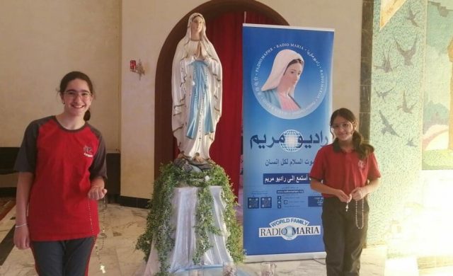 21/10/2025 - Radio Mariam Árabe transmitió en vivo un momento de profunda espiritualidad y participación, que reunió a los estudiantes de cuarto y sexto grado del Colegio Terra Santa de los Padres Franciscanos en Jordania para el rezo del Santo Rosario. El encuentro, celebrado en un ambiente de reflexión y alegría, contó con la presencia del padre franciscano Rashid Mostarih , quien…